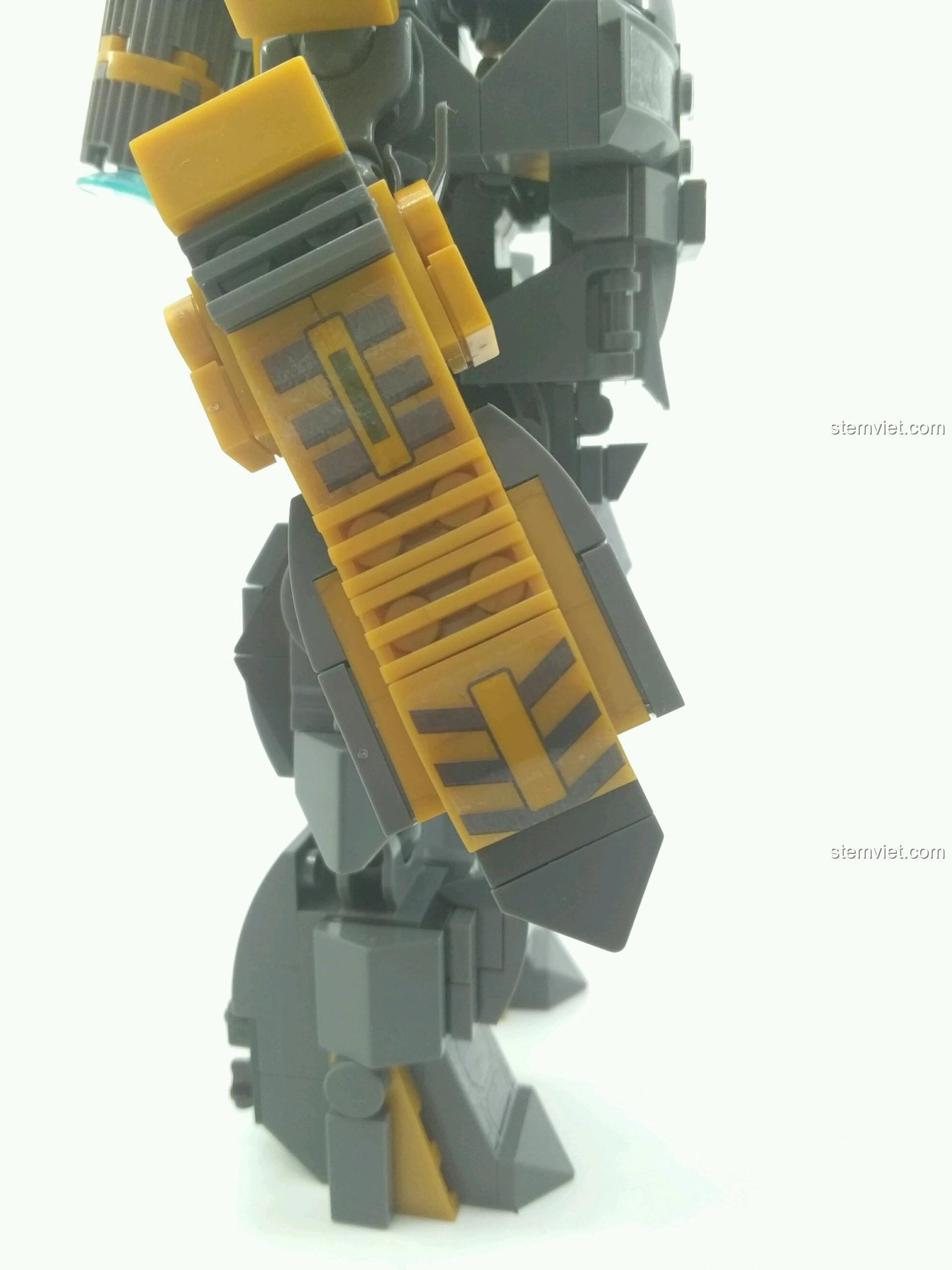 Góc nhìn nghiêng của mô hình SY MK25 Giáp Anti-Hulk Mecha, cho thấy thiết kế cánh tay khí nén và một số hạn chế về tỷ lệ.