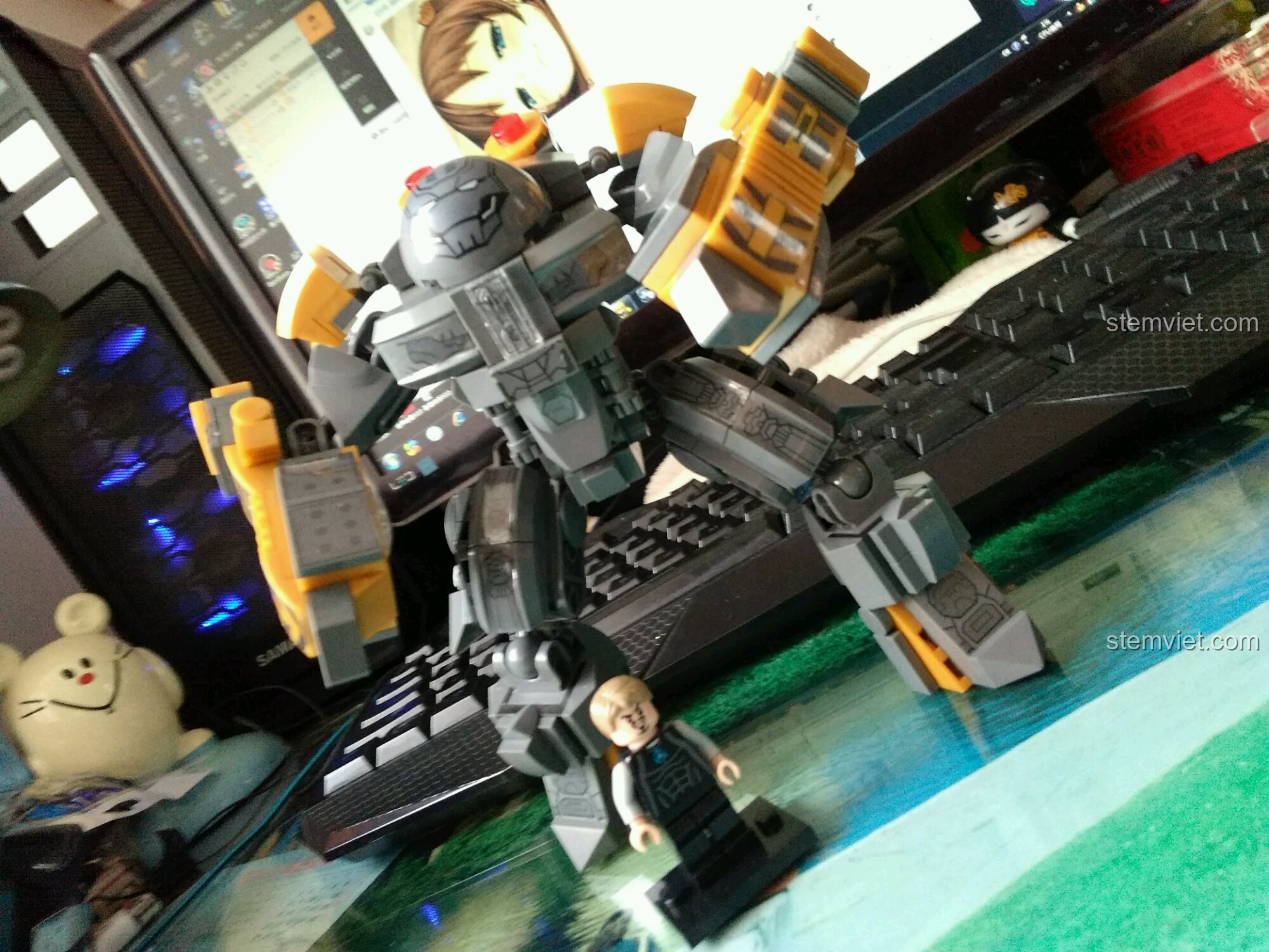 Đồ chơi lắp ráp 25, robot và minifigure trong tư thế chiến đấu trên bàn, phù hợp bé trai 6 tuổi.