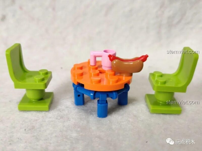 Phụ kiện bàn ghế và hotdog đi kèm bộ đồ chơi mô hình SY6578D.