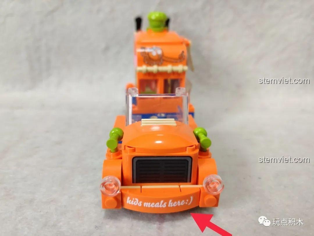 Mặt trước xe kéo của bộ lắp ráp SY6578D với sticker 'kids meals here :)'.
