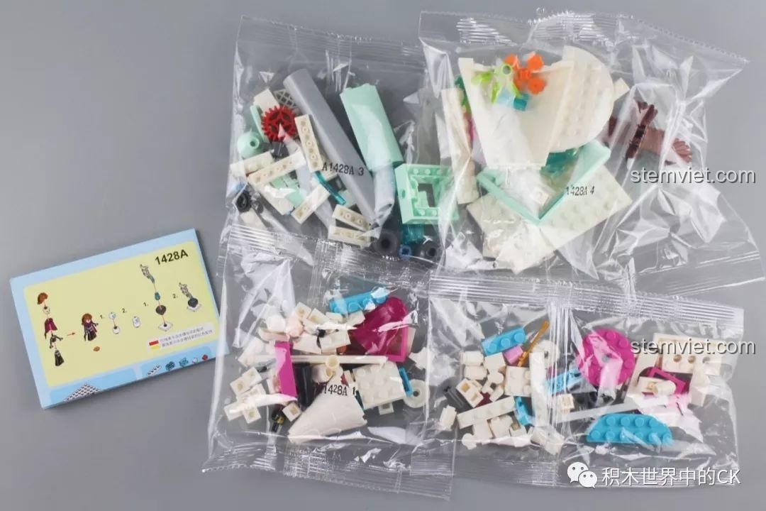 Các túi mảnh ghép và sách hướng dẫn của bộ lắp ghép SY1428 Lâu đài Băng giá Công chúa tuyết SY1428, sẵn sàng cho quá trình lắp ráp.