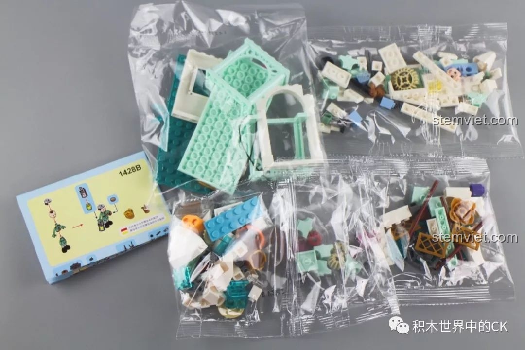 Các túi mảnh ghép và sách hướng dẫn cho Phần B của bộ xếp hình Lâu đài Băng giá Công chúa tuyết SY1428, chuẩn bị cho công trình tiếp theo.