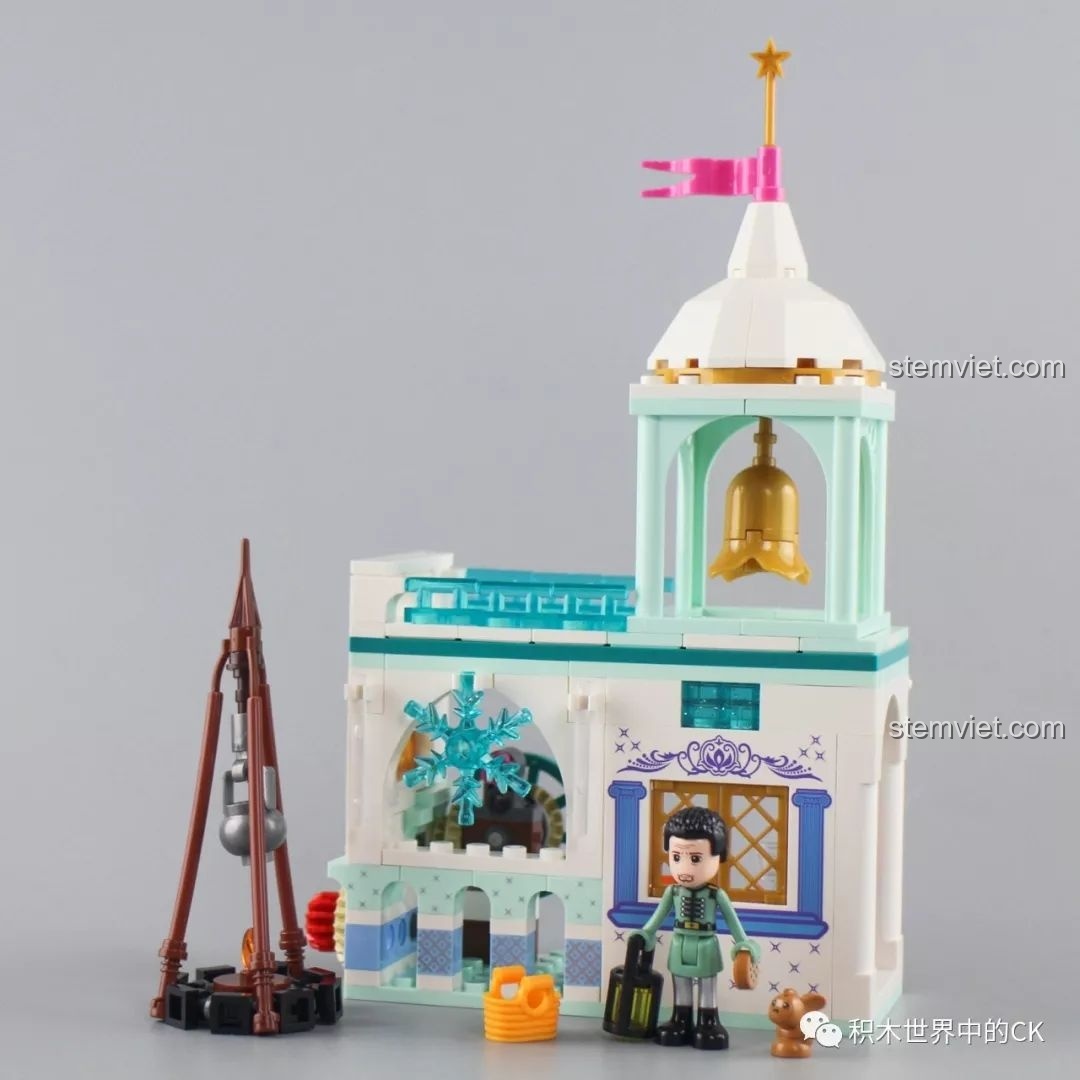 Mô hình Tháp chuông của Mattias từ bộ lắp ghép SY1428 Lâu đài Băng giá, với chiếc chuông vàng và chi tiết bông tuyết độc đáo.