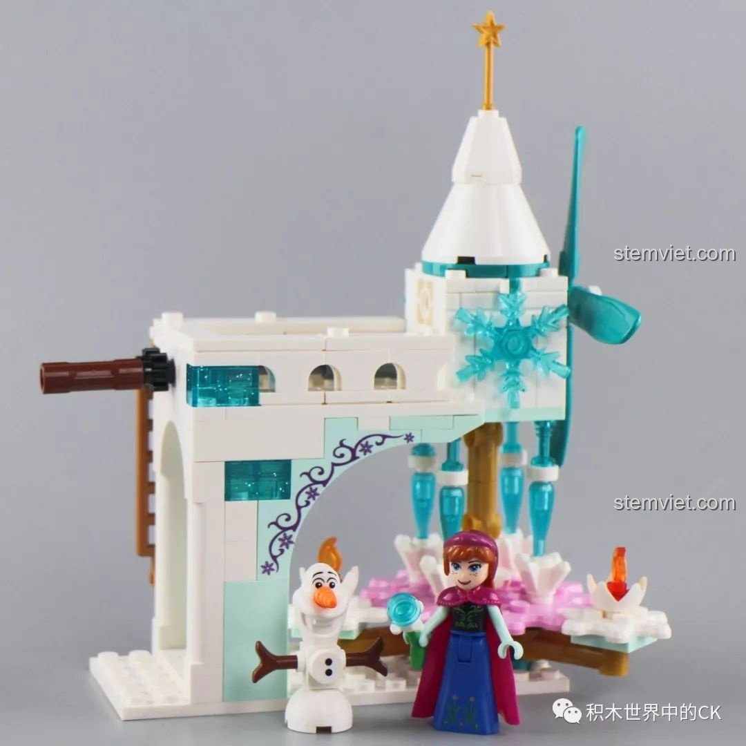 Mô hình Cối xay gió xoay của Anna và Olaf từ bộ lắp ghép SY1428 Lâu đài Băng giá, với cối xay gió có thể hoạt động.