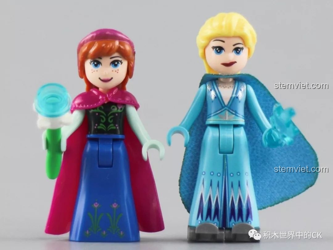 Hai nhân vật minifigures Elsa và Anna từ bộ lắp ghép SY1428 Lâu đài Băng giá, với trang phục và chi tiết khuôn mặt rất dễ thương.