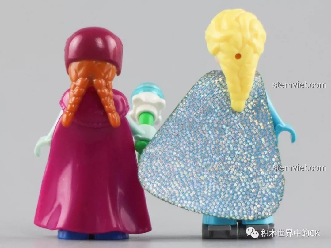 Mặt sau của minifigures Elsa và Anna trong bộ lắp ghép SY1428 Lâu đài Băng giá, thể hiện chi tiết áo choàng và kiểu tóc.