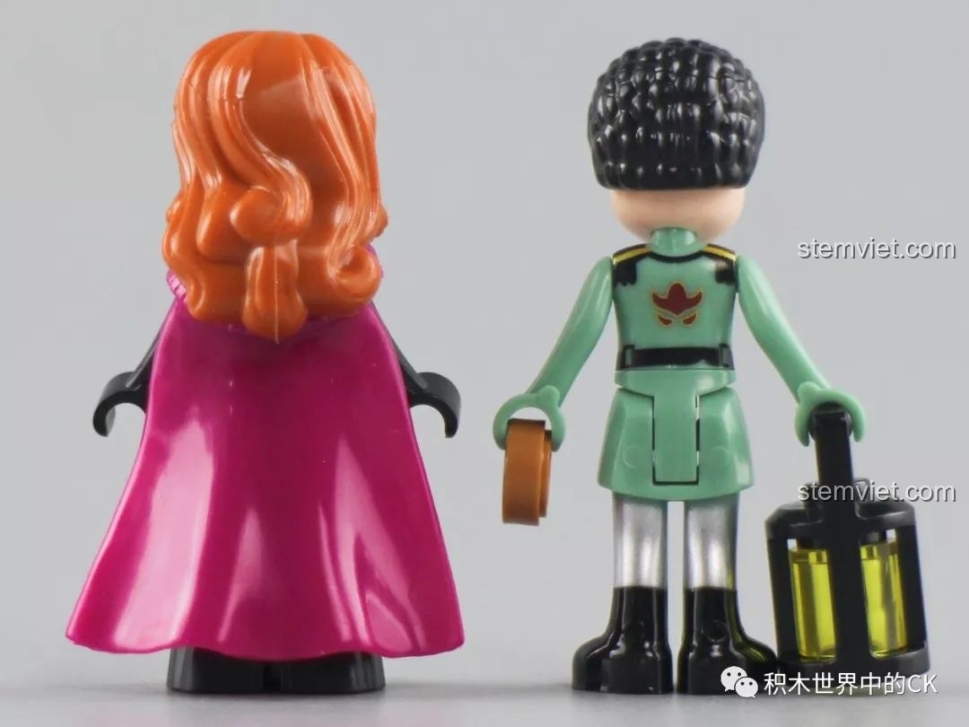 Mặt sau của minifigures Anna và Mattias trong bộ lắp ghép SY1428 Lâu đài Băng giá, thể hiện chi tiết trang phục.