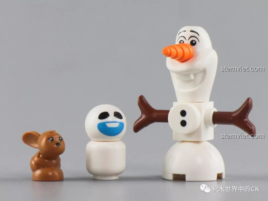 Các phụ kiện đáng yêu đi kèm bộ lắp ghép SY1428 Lâu đài Băng giá: người tuyết Olaf, Snowgie và chú chuột nhỏ, tăng tính tương tác.
