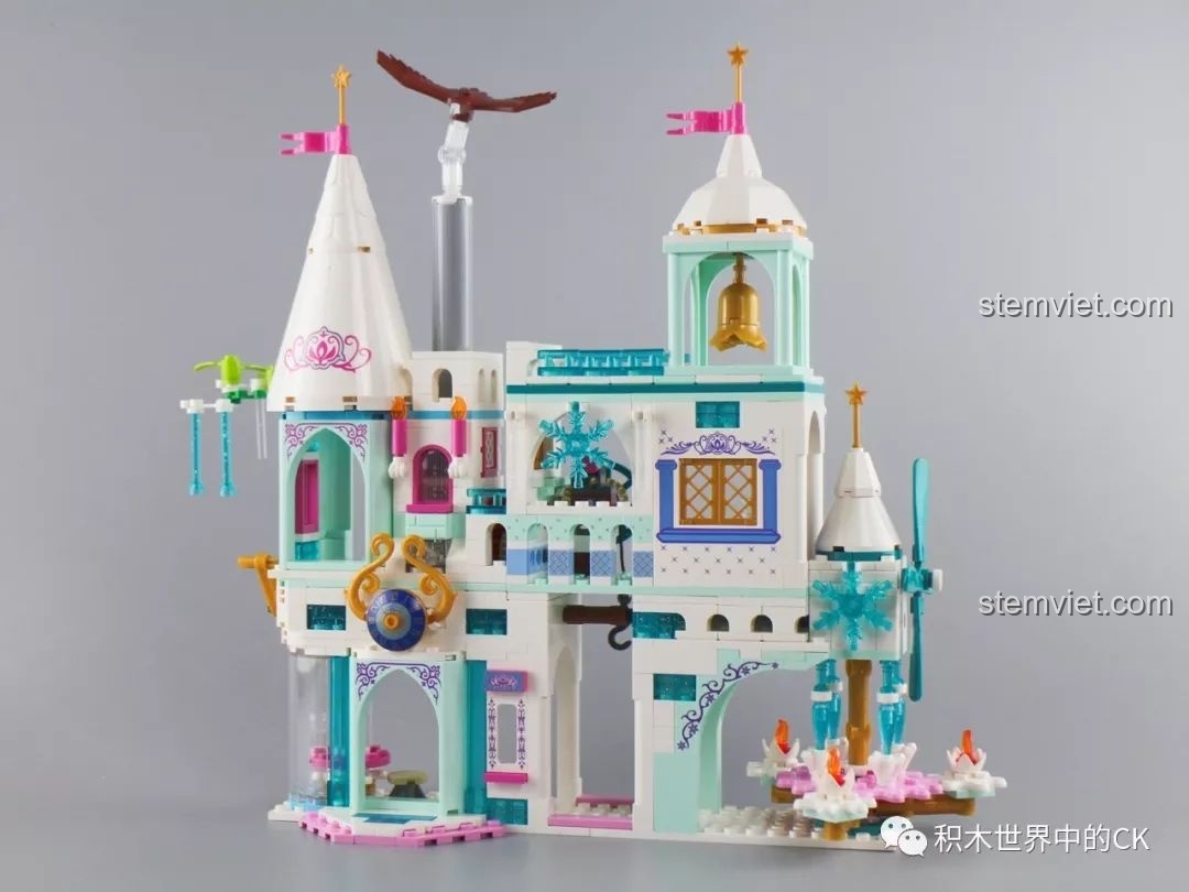 Toàn cảnh bộ lắp ghép SY1428 Lâu đài Băng giá Công chúa Băng tuyết SY1428 khi đã hoàn thành, với thiết kế tráng lệ và màu sắc hài hòa.
