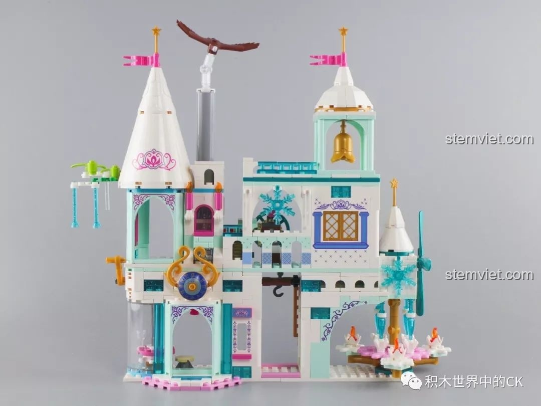 Góc nhìn cận cảnh của bộ xếp hình Lâu đài Băng giá Công chúa tuyết SY1428, thể hiện các chi tiết kiến trúc và màu sắc tươi sáng.