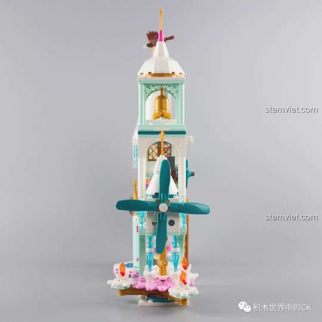 Mặt bên của bộ lắp ghép SY1428 Lâu đài Băng giá, với các mảnh ghép trong suốt tạo hiệu ứng băng giá lung linh, rất đẹp mắt.