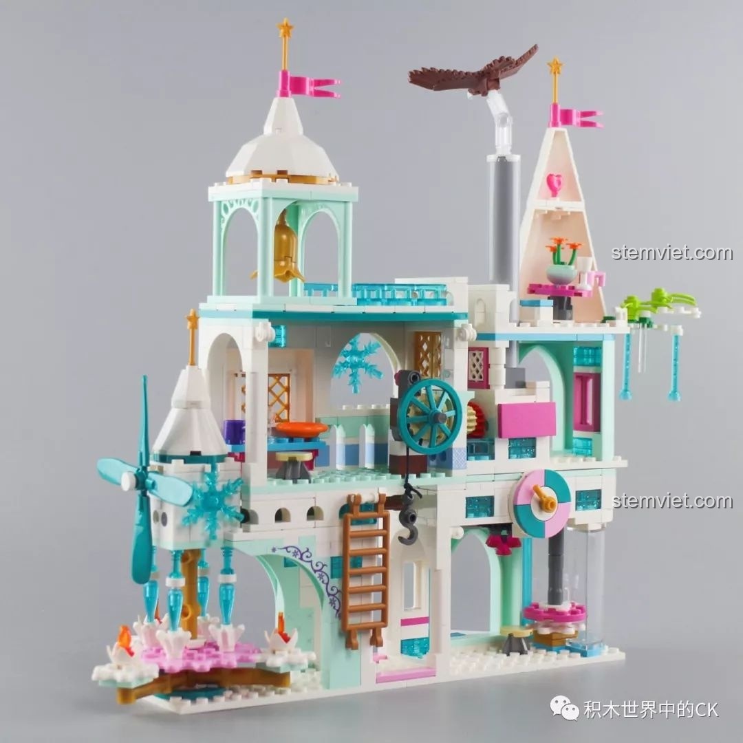 Góc nhìn từ phía sau của bộ lắp ghép SY1428 Lâu đài Băng giá, cho thấy cấu trúc nhiều tầng và không gian chơi rộng rãi.