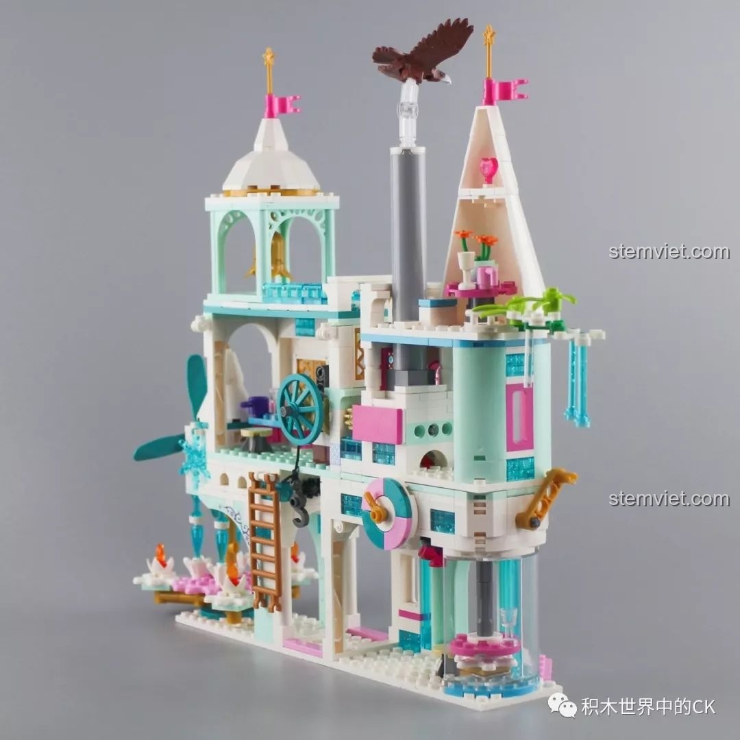 Mặt bên còn lại của bộ lắp ghép SY1428 Lâu đài Băng giá, với các chi tiết trang trí tinh xảo và màu sắc hài hòa.