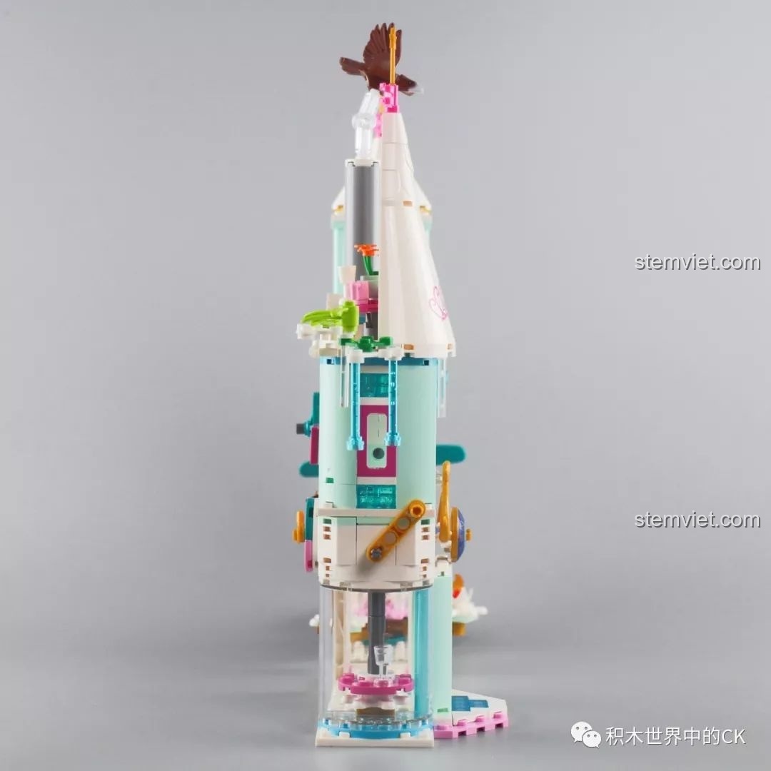 Cận cảnh chi tiết đồng hồ và cửa vòm lớn của bộ lắp ghép SY1428 Lâu đài Băng giá, với mảnh ghép trong suốt tạo hiệu ứng băng giá.