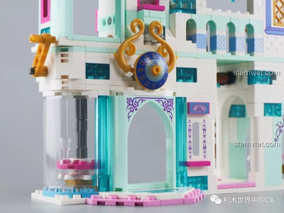 Chi tiết cối xay gió và carousel có thể xoay được trên bộ lắp ghép SY1428 Lâu đài Băng giá, tăng tính tương tác cho bé.