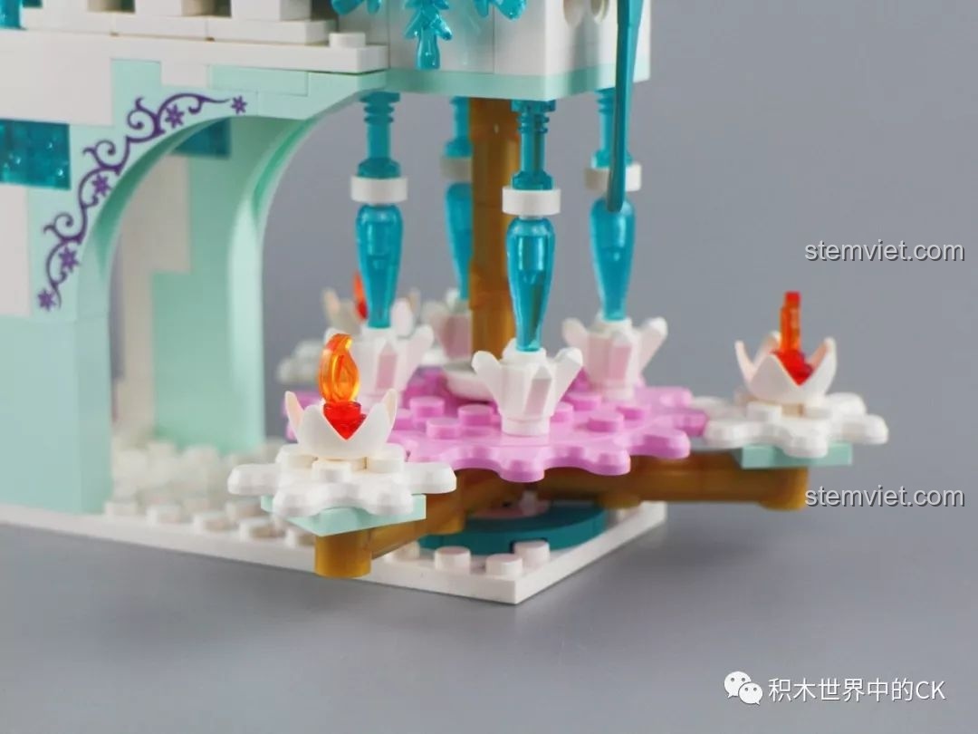 Cận cảnh bông tuyết pha lê và cửa sổ tinh xảo trên bộ lắp ghép SY1428 Lâu đài Băng giá, tạo điểm nhấn độc đáo.