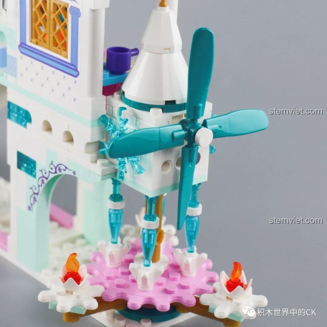 Cận cảnh tháp và lối vào của bộ lắp ghép SY1428 Lâu đài Băng giá, với các chi tiết được lắp ghép chắc chắn và tinh xảo.