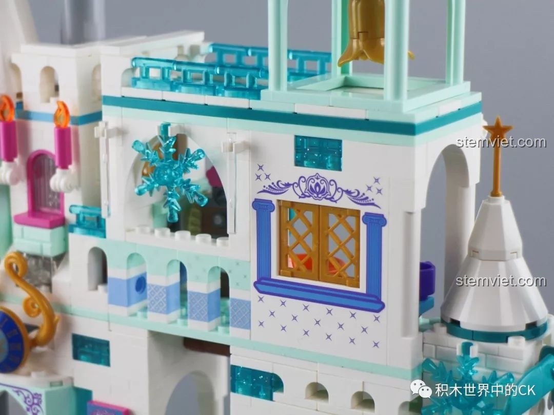 Chi tiết ban công và đỉnh tháp của bộ lắp ghép SY1428 Lâu đài Băng giá, thể hiện sự tinh xảo trong thiết kế.