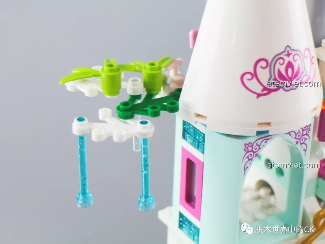 Cận cảnh chú đại bàng trên đỉnh tháp của bộ lắp ghép SY1428 Lâu đài Băng giá, một chi tiết nhỏ nhưng rất sống động.