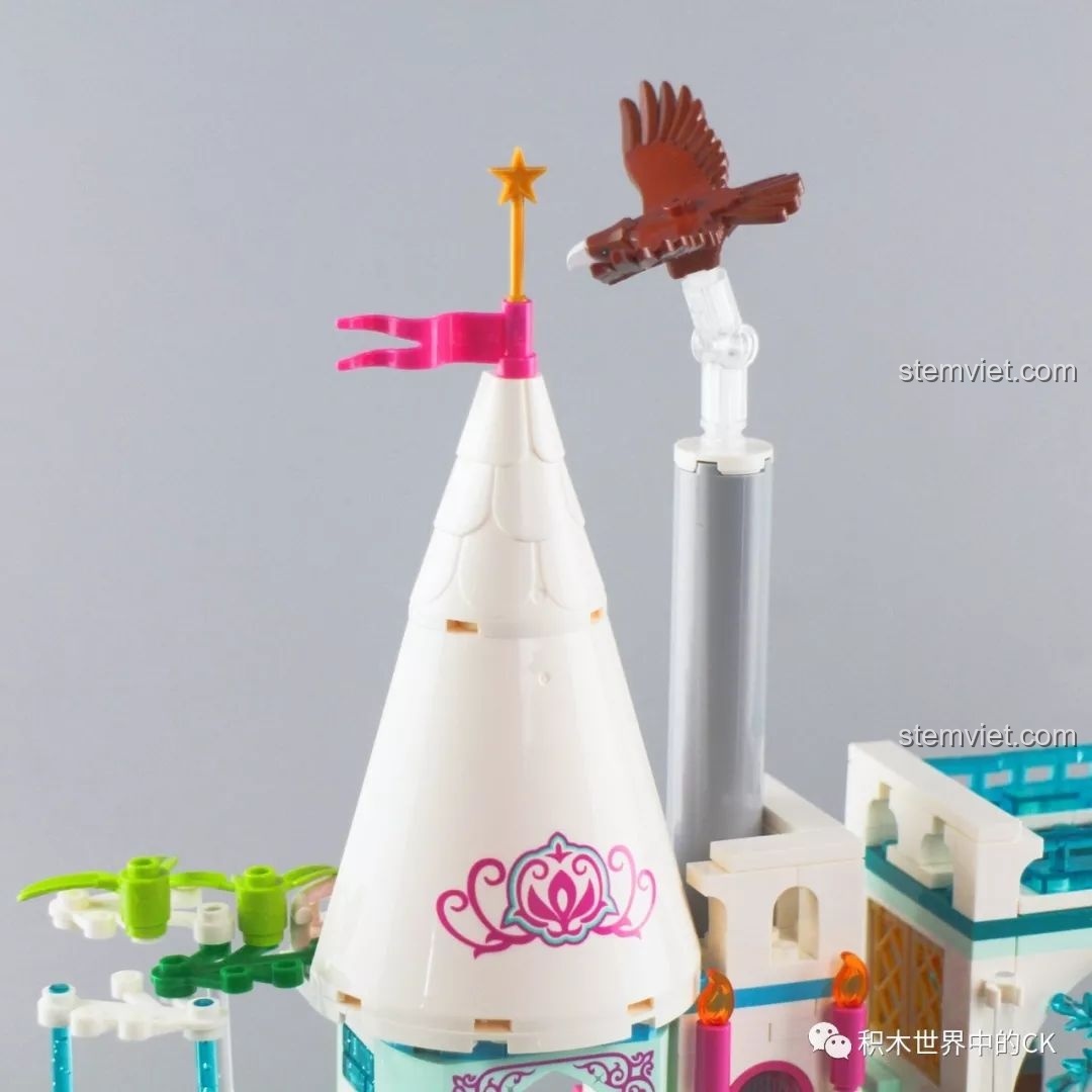 Chi tiết tháp chuông của bộ lắp ghép SY1428 Lâu đài Băng giá, với chiếc chuông vàng và bông tuyết trang trí, rất đẹp mắt.