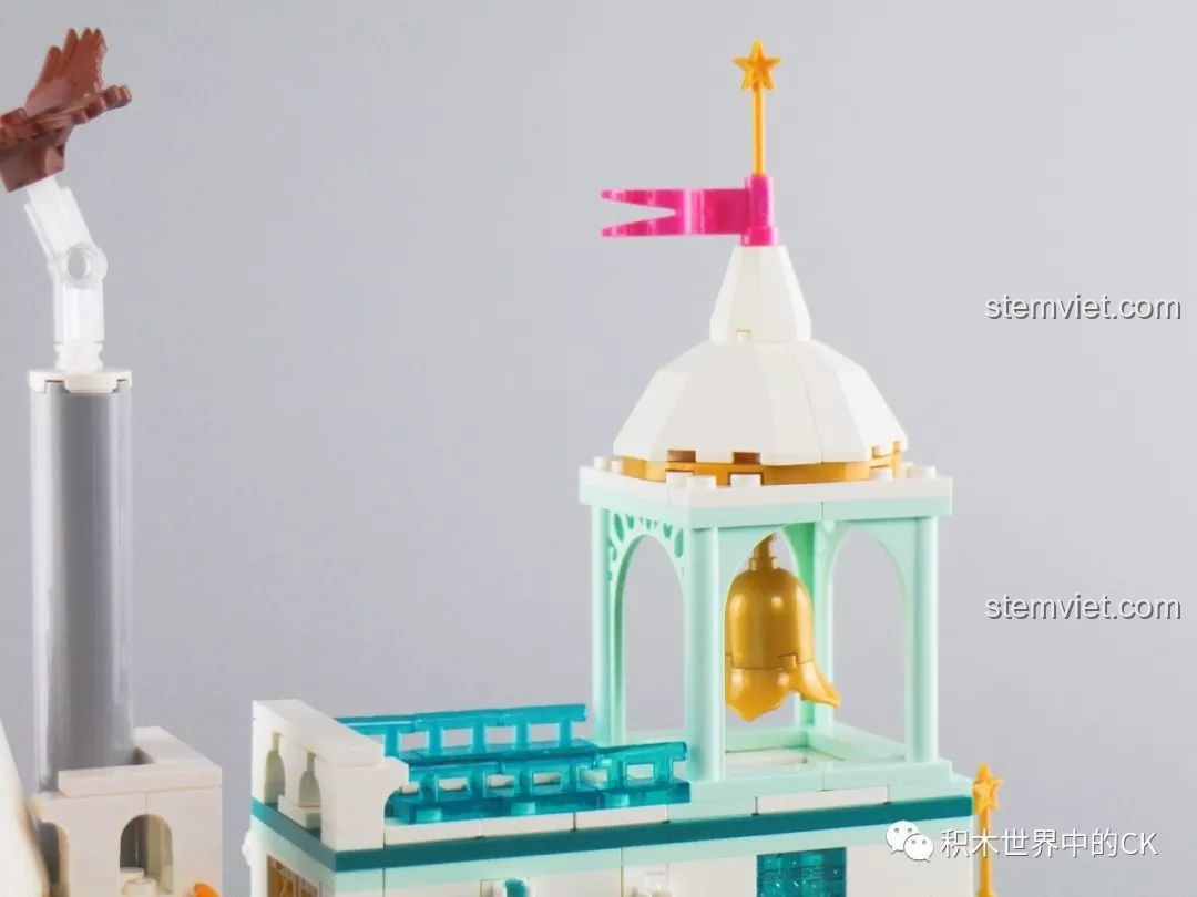 Cận cảnh chiếc chuông vàng trong tháp chuông của bộ lắp ghép SY1428 Lâu đài Băng giá, được thiết kế tỉ mỉ và tạo điểm nhấn.