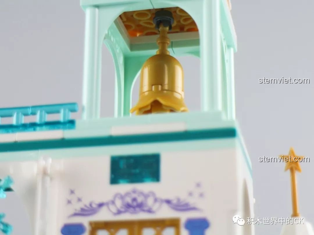 Chi tiết bông hoa nhỏ trên bộ lắp ghép SY1428 Lâu đài Băng giá, một điểm nhấn tinh xảo tăng thêm vẻ đẹp cho mô hình.