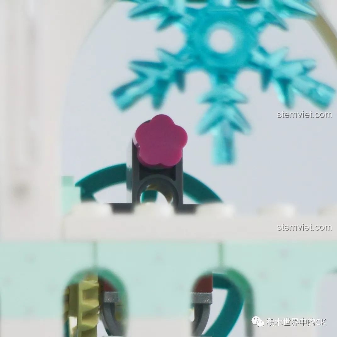 Nội thất tầng trệt của bộ lắp ghép SY1428 Lâu đài Băng giá, với không gian rộng rãi để bé chơi và sắp xếp đồ vật.