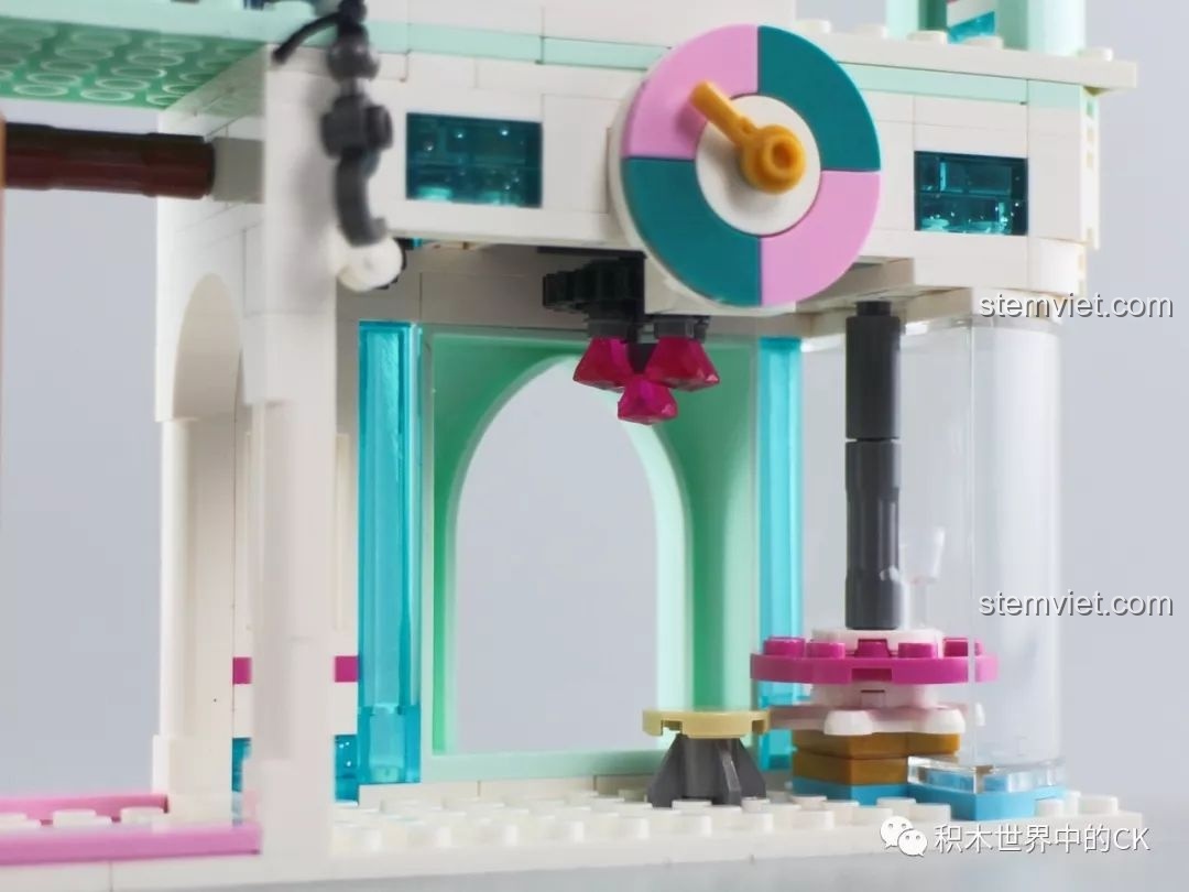 Nội thất tầng trên của bộ lắp ghép SY1428 Lâu đài Băng giá, với bàn ghế và các vật dụng nhỏ, khuyến khích bé sáng tạo.