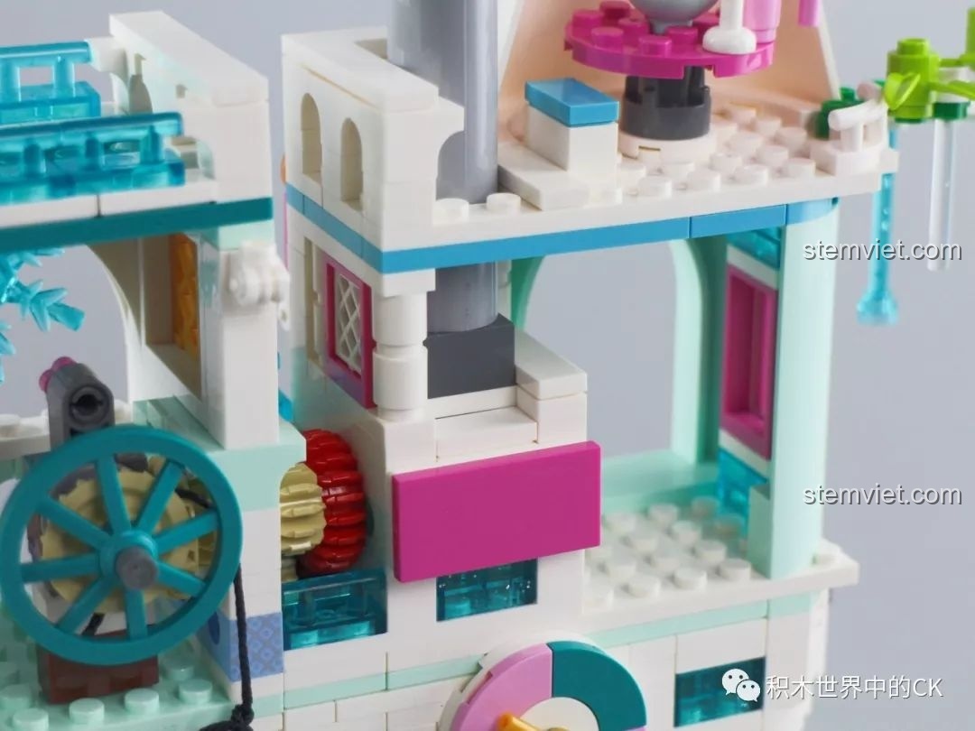 Không gian bên trong tháp của bộ lắp ghép SY1428 Lâu đài Băng giá, cung cấp thêm khu vực chơi cho bé.