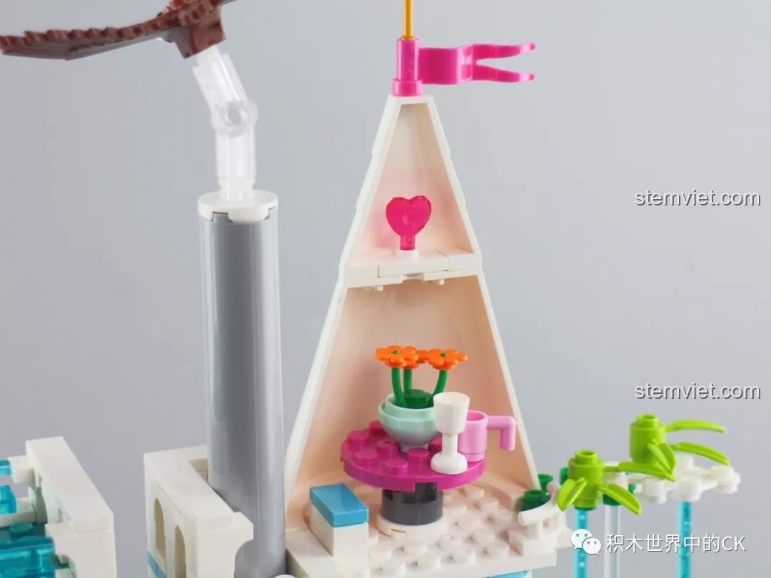 Chi tiết ròng rọc và móc cẩu có thể hoạt động trên bộ lắp ghép SY1428 Lâu đài Băng giá, tăng tính tương tác và khám phá cho bé.