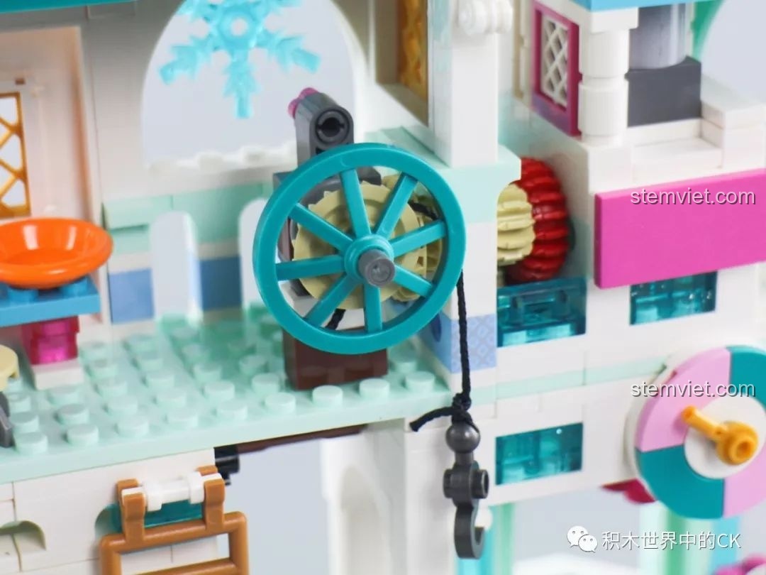 Chi tiết lan can và ban công của bộ lắp ghép SY1428 Lâu đài Băng giá, được làm rất tinh xảo, tăng thêm vẻ đẹp cho mô hình.