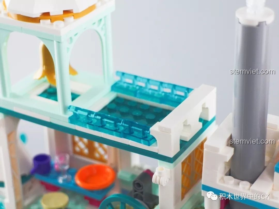 Chi tiết bàn ăn và các vật dụng nhỏ trong bộ lắp ghép SY1428 Lâu đài Băng giá, tạo không gian chơi chân thực cho bé.