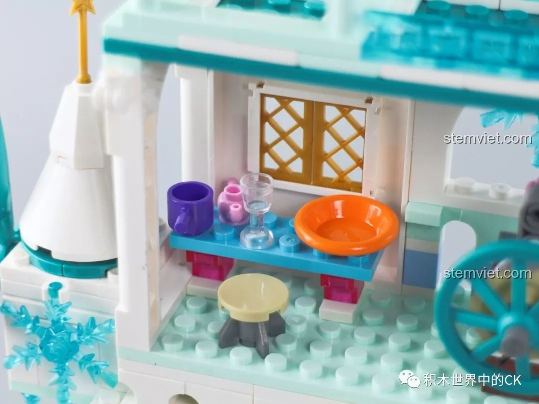 Toàn cảnh bộ lắp ghép SY1428 Lâu đài Băng giá Công chúa Băng tuyết SY1428 đã hoàn thành, với tất cả các nhân vật và phụ kiện, sẵn sàng cho bé chơi.