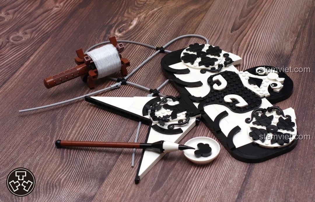 Tác phẩm MOC Cánh diều và dụng cụ thả diều của TuTuTu, với cánh diều hình bướm và các dụng cụ đi kèm.