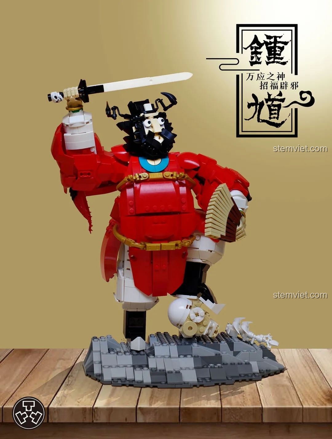 Tác phẩm MOC Chung Quỳ của TuTuTu trong bộ trang phục đỏ, tay cầm kiếm, đứng trên bệ đá đầy uy nghiêm.