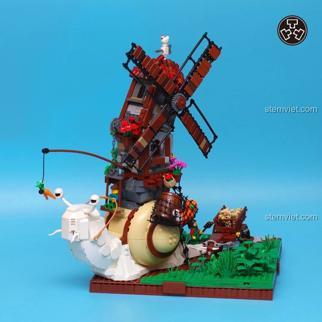 Tác phẩm MOC Cối xay gió Ốc sên của TuTuTu, một ngôi nhà cối xay gió trên lưng một chú ốc sên khổng lồ.