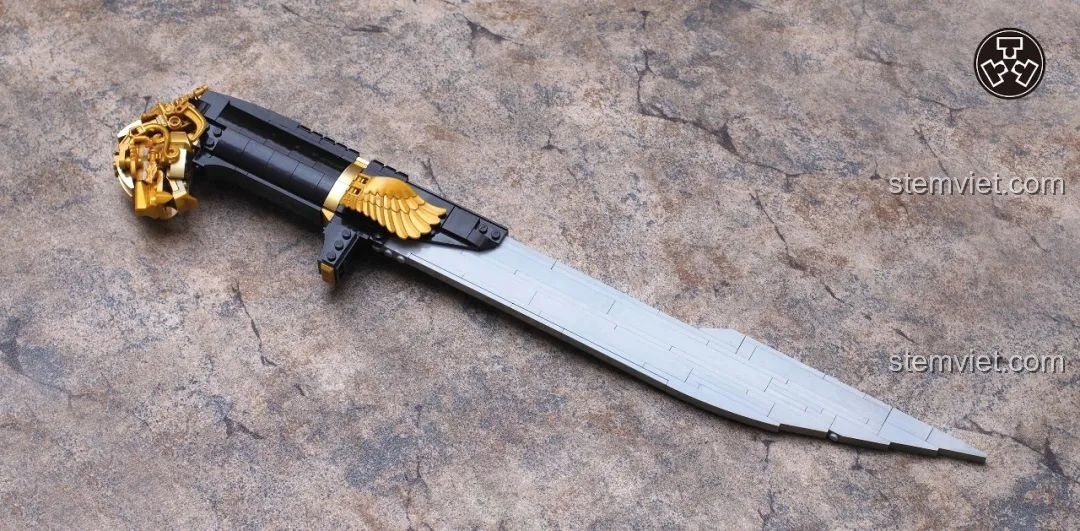 Tác phẩm MOC Dao găm Damascus của TuTuTu với chuôi dao màu đen và vàng, lưỡi dao xám được tạo hình tinh xảo.