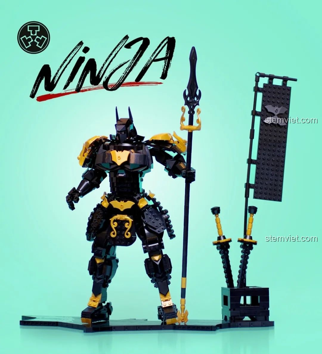 Tác phẩm MOC Ninja Batman của TuTuTu, Batman trong bộ giáp samurai đen vàng, cầm giáo và đứng trên bệ trưng bày.