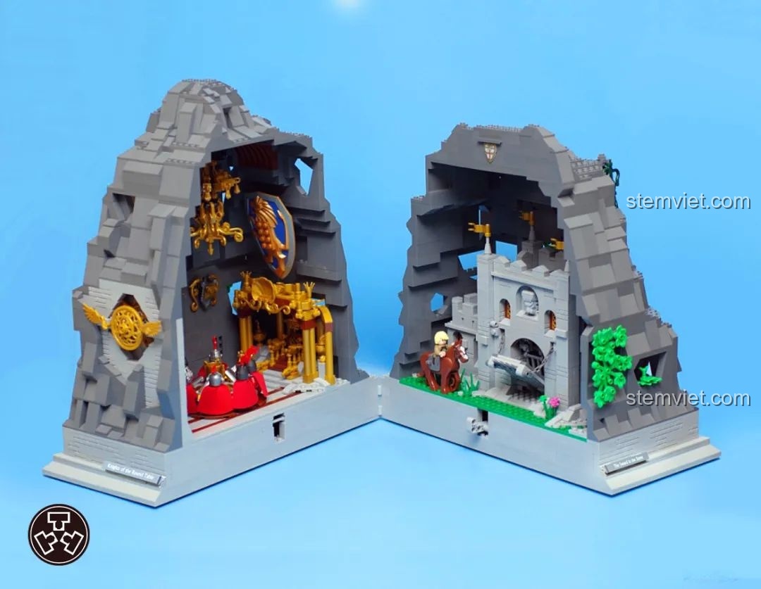 Tác phẩm MOC Thanh gươm trong đá của TuTuTu, có thể mở ra làm đôi, bên trong là một vương quốc thu nhỏ.