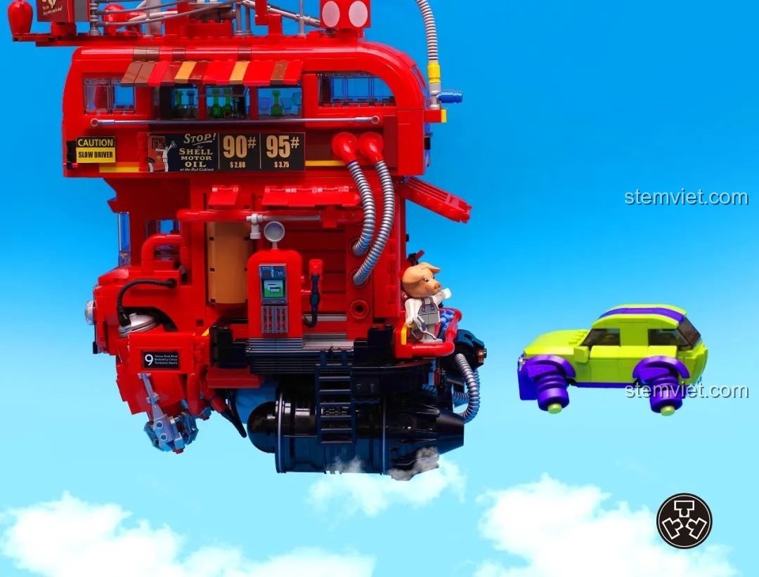 Tác phẩm MOC Trạm xăng bay T1 của TuTuTu, một chiếc xe buýt đỏ được biến thành trạm xăng bay lơ lửng.