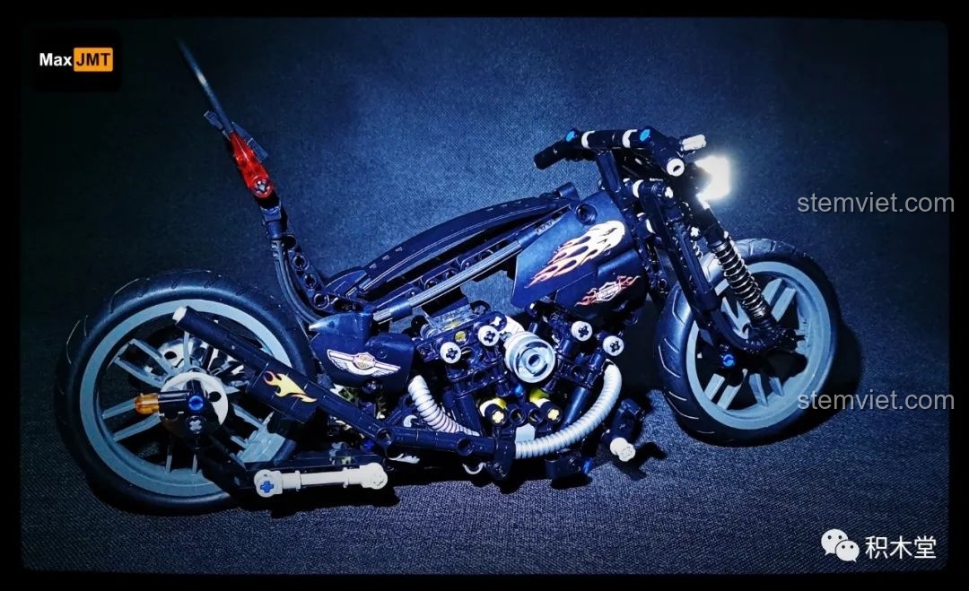 Toàn cảnh mô hình Harley Knuckle Chopper 50024 dưới ánh đèn xanh, một tác phẩm nghệ thuật cơ khí.