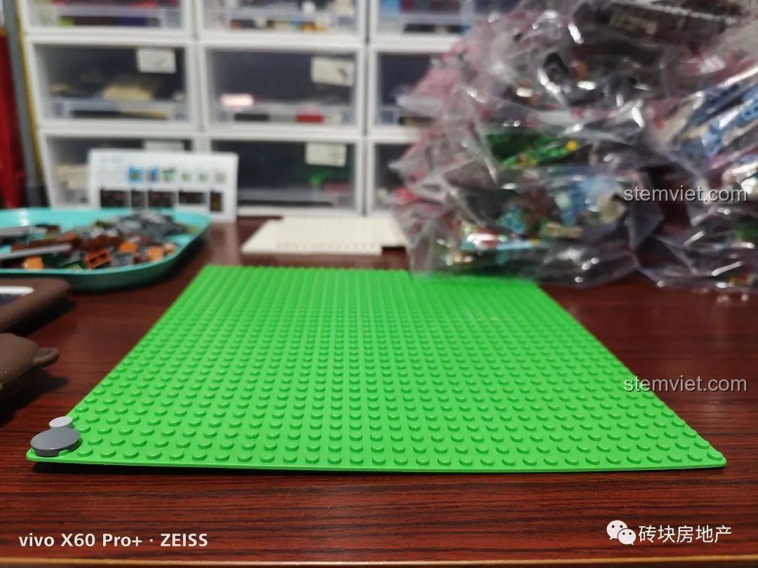 Tấm đế xanh của bộ Mould King 16004 bị cong nhẹ, một nhược điểm nhỏ của sản phẩm.