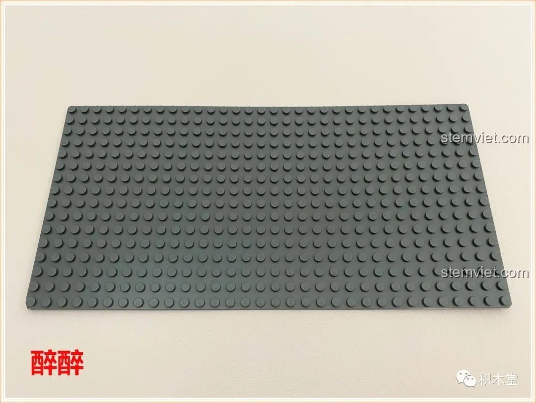 Tấm đế 16x32 màu xám của bộ lắp ráp Mô hình nhà phố màu hồng 10010, chuẩn bị cho quá trình xây dựng.