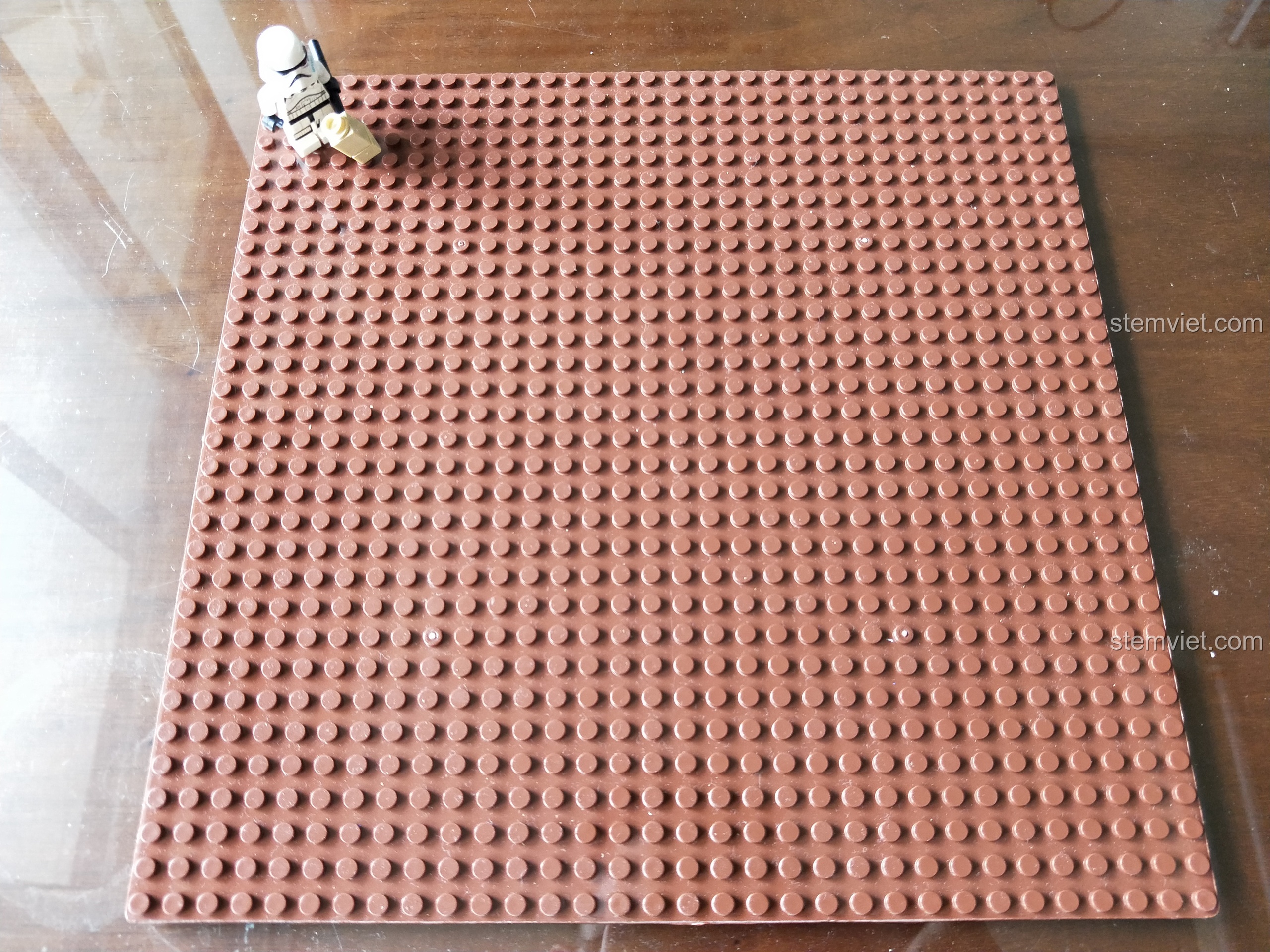 Tấm đế nền baseplate của bộ lắp ghép Cửa hàng Đồ chơi và Hiệu sách XB01006, sẵn sàng cho việc xây dựng.