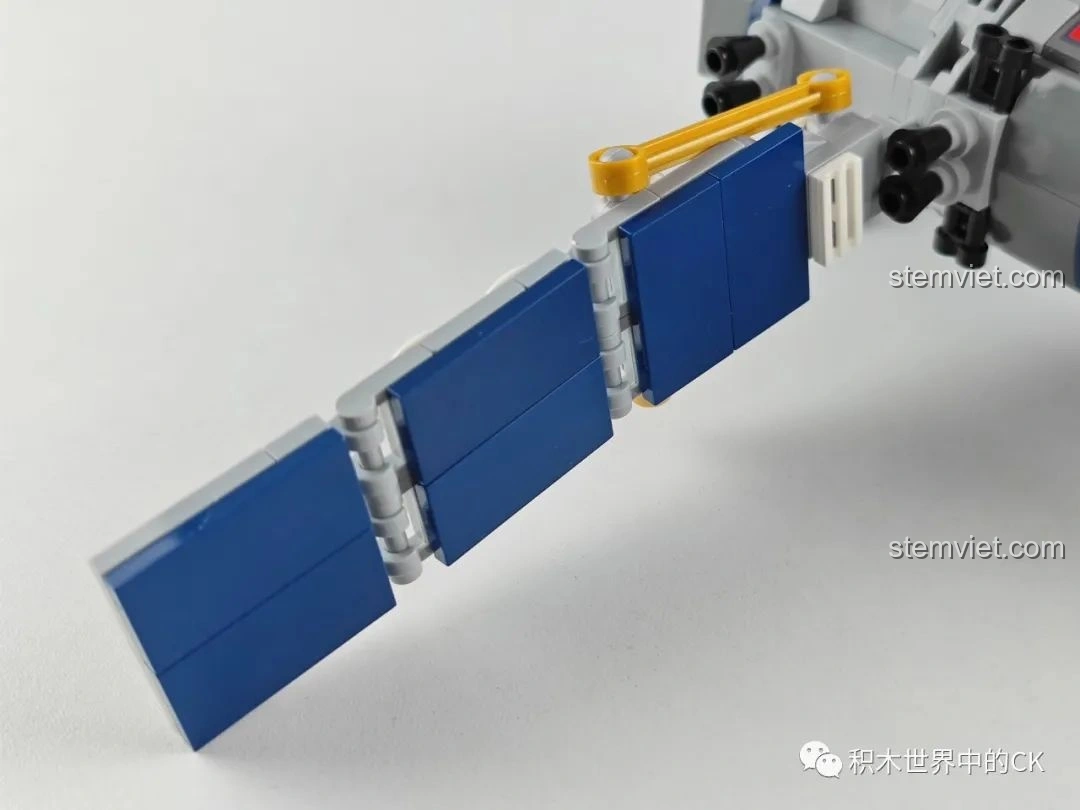 Cận cảnh tấm pin mặt trời của mô hình tàu vũ trụ Thần Châu ZHEGAO QL0281, với các khớp nối linh hoạt, mô phỏng chân thực.