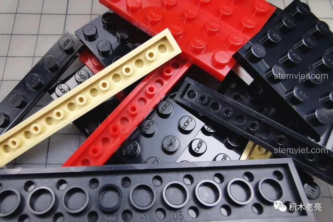 Các tấm plate lớn màu đen, đỏ và vàng của Double Eagle 61020, với logo Double Eagle trên các nút.