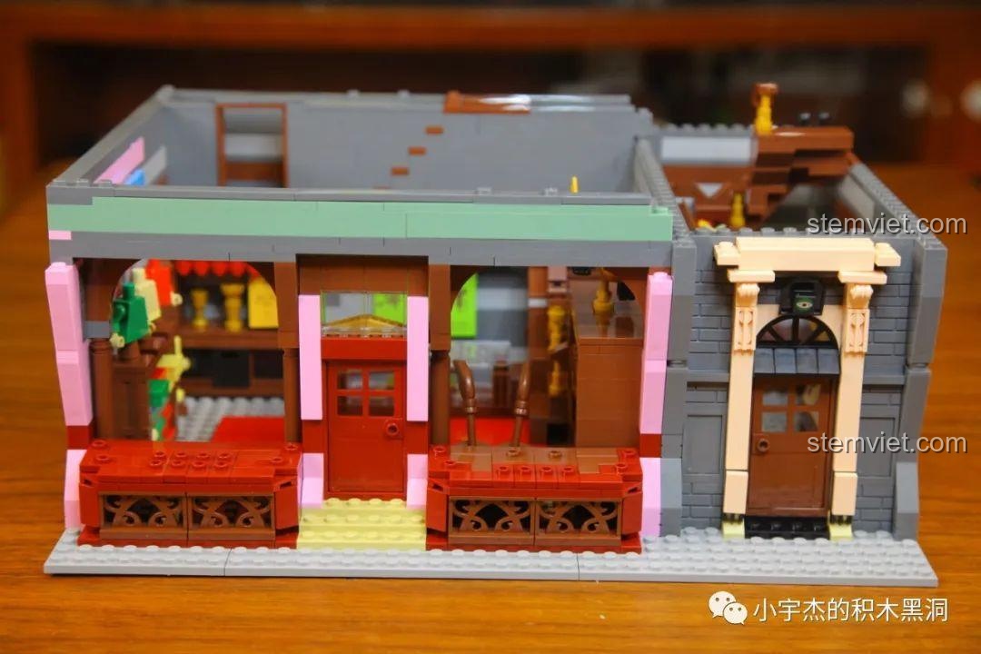 Tầng 1 của bộ xếp hình Cửa Hàng Dụng Cụ Quidditch hoàn thiện, nhìn từ trên xuống với đầy đủ nội thất.