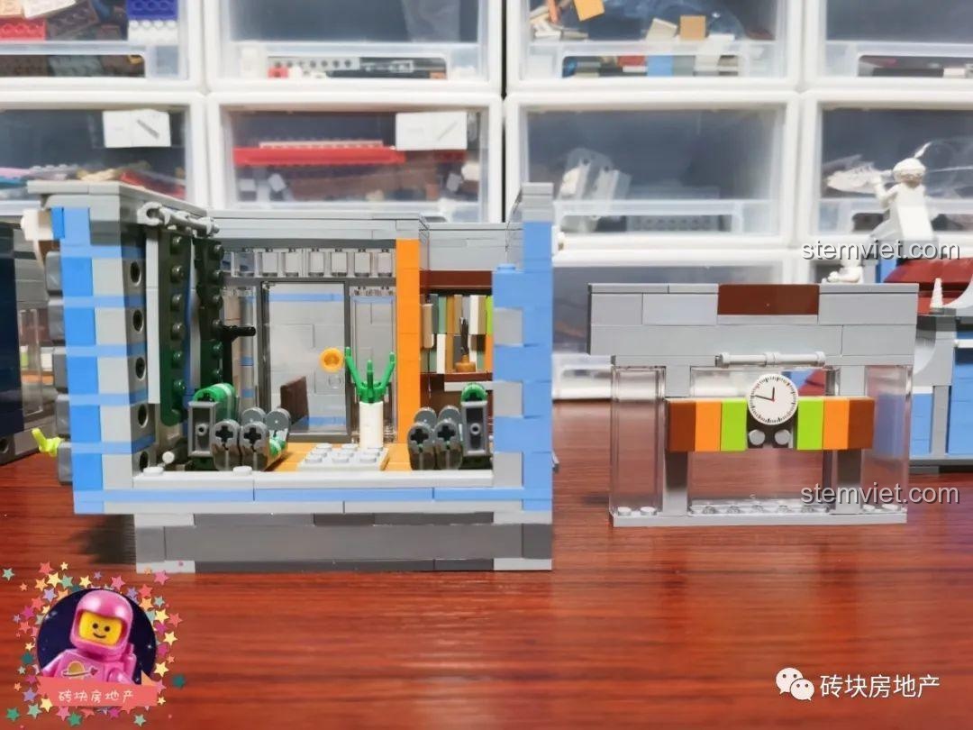 Tầng hai của bộ Leier 10004 với bức tường có thể tháo rời, để lộ không gian phòng khách bên trong.