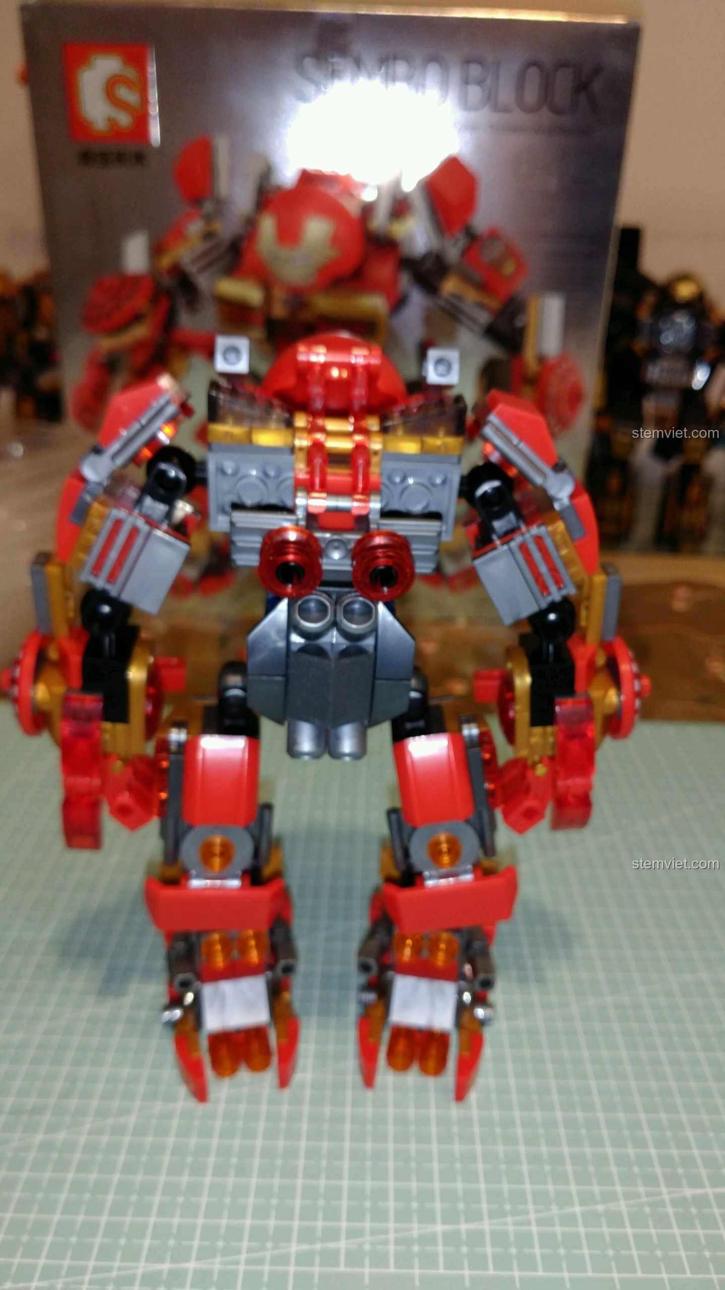 Mô hình Hulkbuster MK16 tạo dáng chiến đấu, đồ chơi mô hình Bộ giáp chống Hulk của Iron Man Sembo.