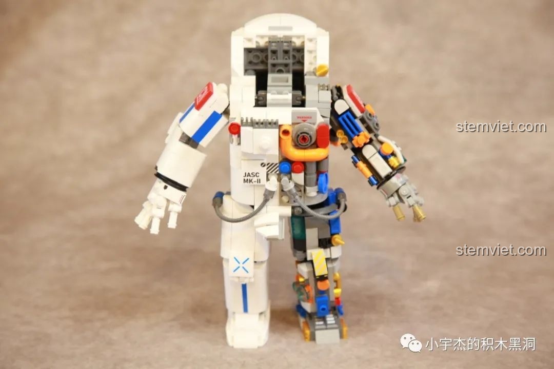 Mô hình Phi hành gia JK9106 sau khi gắn tay, có thể tạo nhiều tư thế khác nhau.